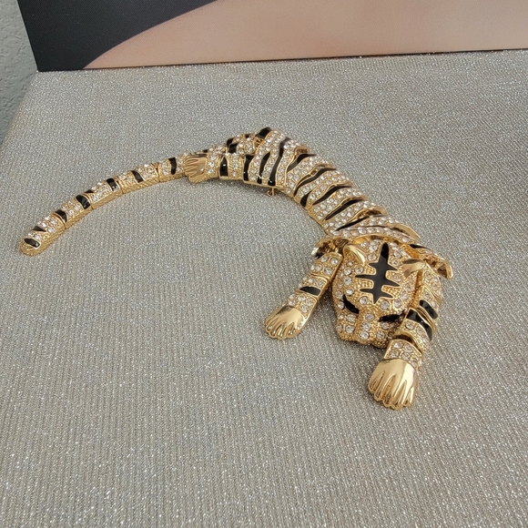 Stunning Gold and Black Tiger Shoulder Brooch - Picture 5 of 6